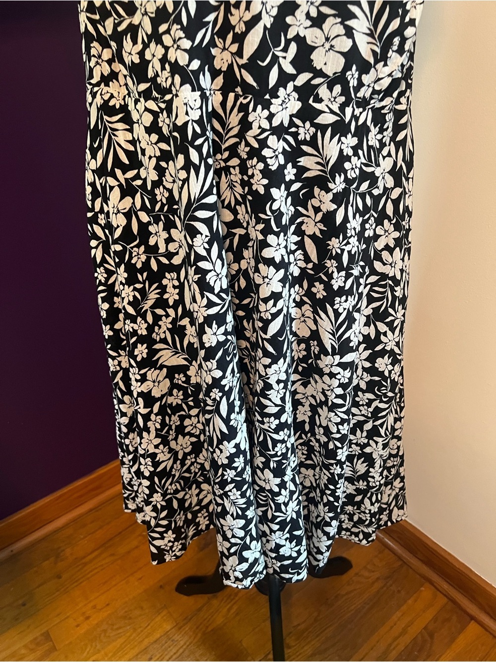 7 for $30 Old Navy Black and White Floral Ruffle-Neck Sleeveless Dress - Picture 4 of 10